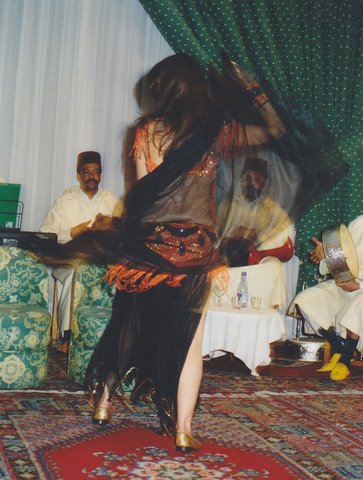 Lêer:Belly dancer dancing in Morocco.jpg