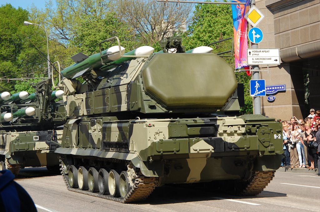  الملك محمد السادس يزور روسيا بعد أيام بدعوة من بوتين Buk-M2,_2009_Victory_parade