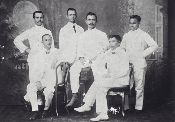 COLLECTIE TROPENMUSEUM Studioportret met leerlingen van de Landbouwschool te Buitenzorg TMnr 60041677 [PIC] Indonesia di tahun 1908