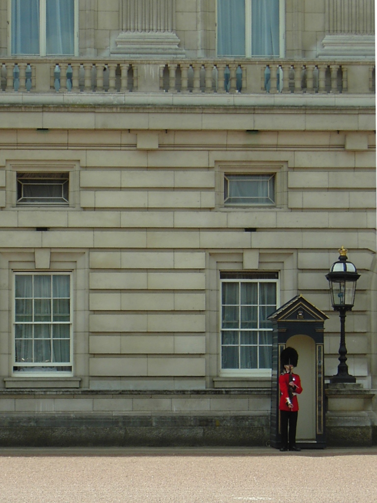 http://upload.wikimedia.org/wikipedia/commons/3/36/Guard_at_Buckingham_Palace.jpg