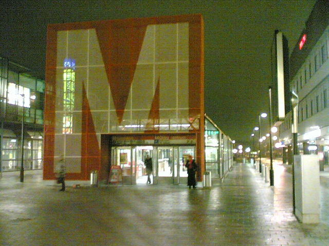Itäkeskuksen metroasema-Helsinki.jpg