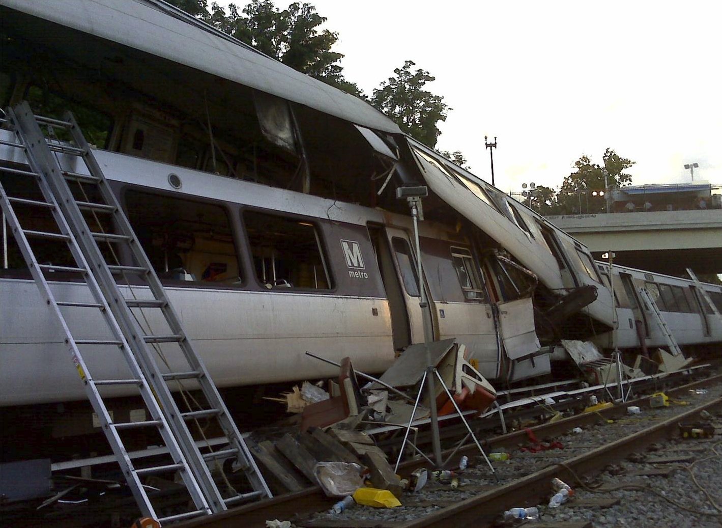 June_22%2C_2009_WMATA_Collision_-_NTSB_accident_photo_422860.jpg