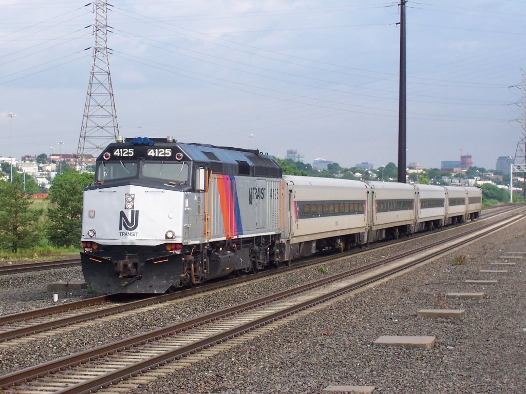 File:New Jersey Transit train 1165.jpg - Wikimedia Commons