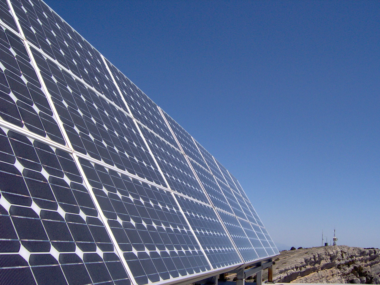 Los paneles fotovoltaicos convierten directamente la energía luminosa en energía eléctrica (wikimedia.org)