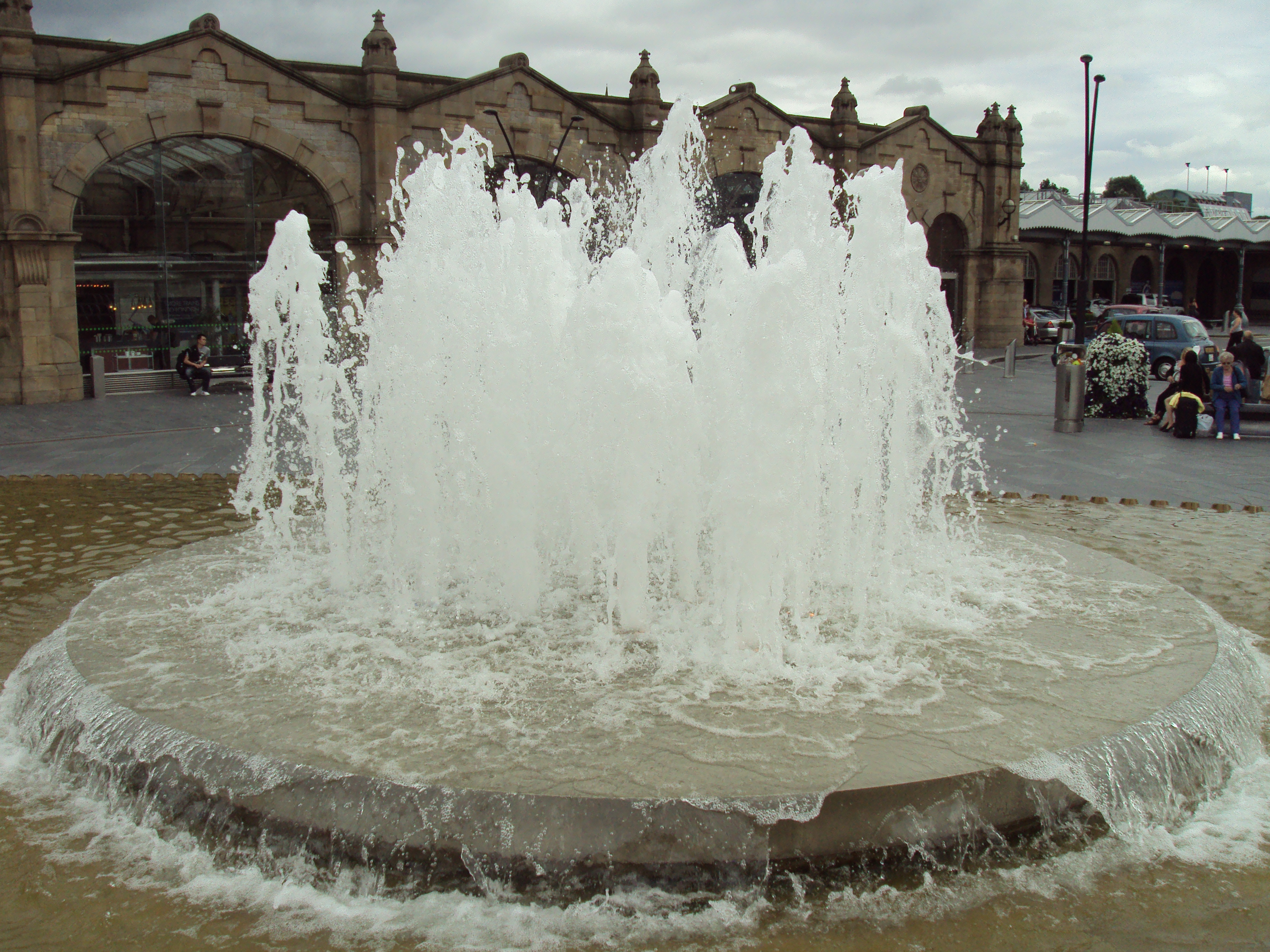 Water_fountain_outside_Sheffield_railway