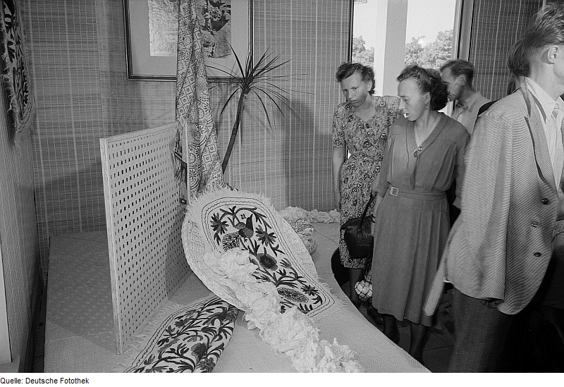 Fotothek df roe-neg 0006718 020 Besucher der Leipziger Herbstmesse 1954 beim Bet.jpg