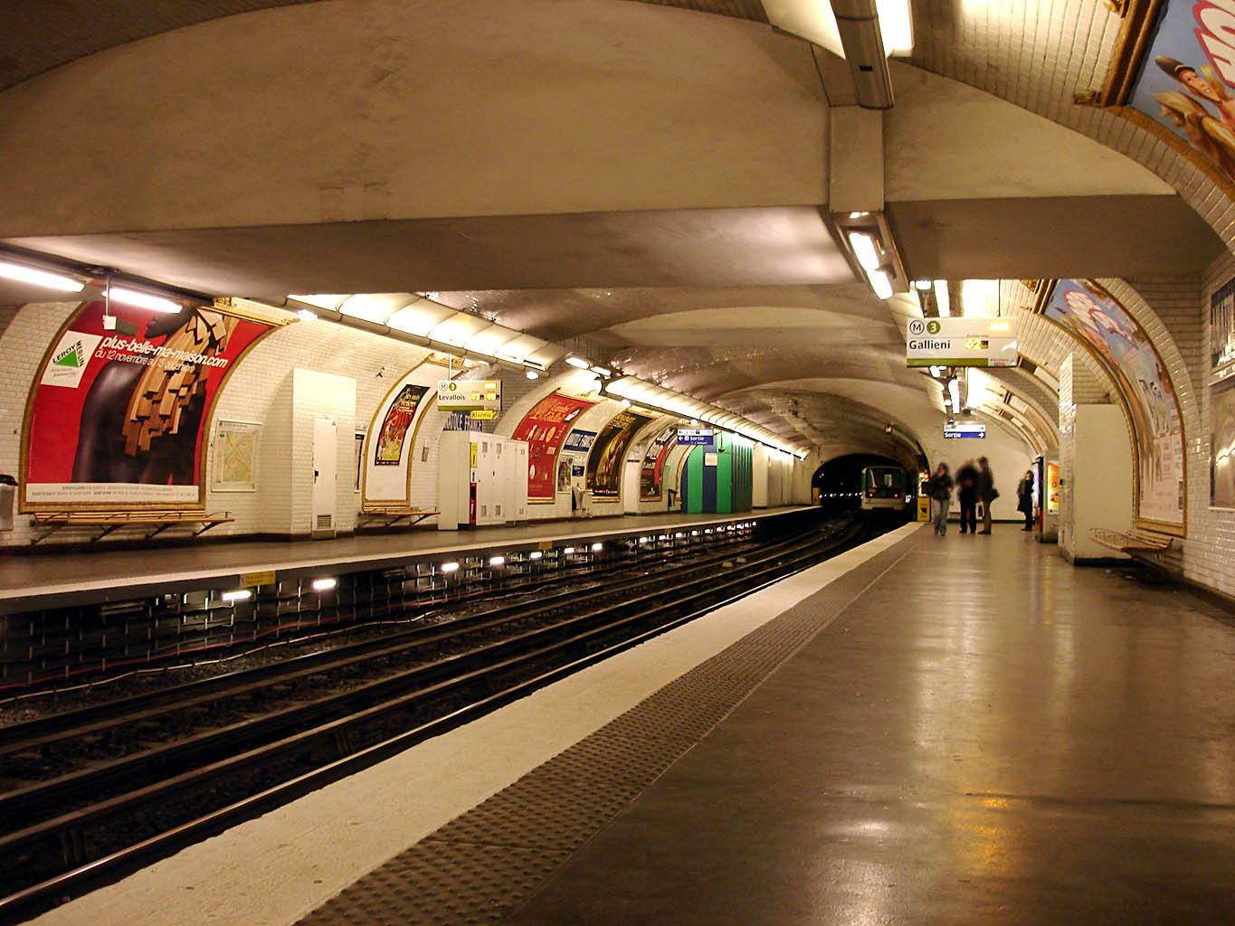 Description Metro de Paris - Ligne 3 - Anatole France 01.jpg