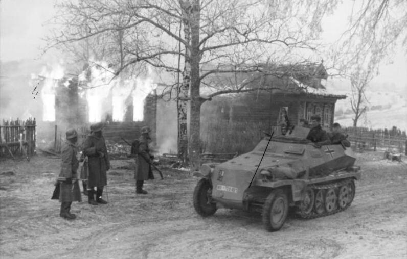 Bundesarchiv_Bild_101I-049-0305-07A%2C_Russland%2C_Sch%C3%BCtzenpanzer_vor_brennendem_Geb%C3%A4ude.jpg