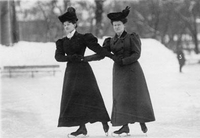 Лидия Попова (слева) на катке Юсупова сада. 1904 год