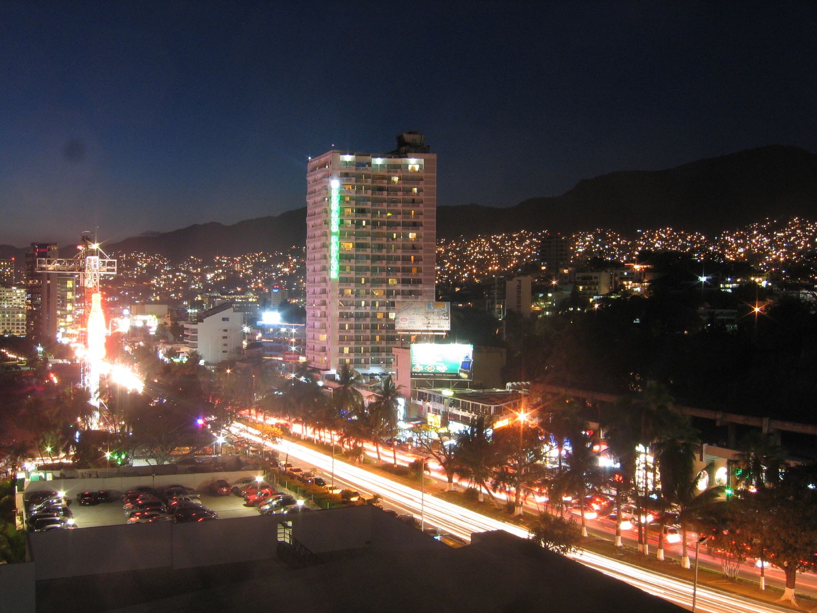 http://upload.wikimedia.org/wikipedia/commons/3/3b/Avenida_Costera_Miguel_Alem%C3%A1n_en_Acapulco,_M%C3%A9xico.jpg