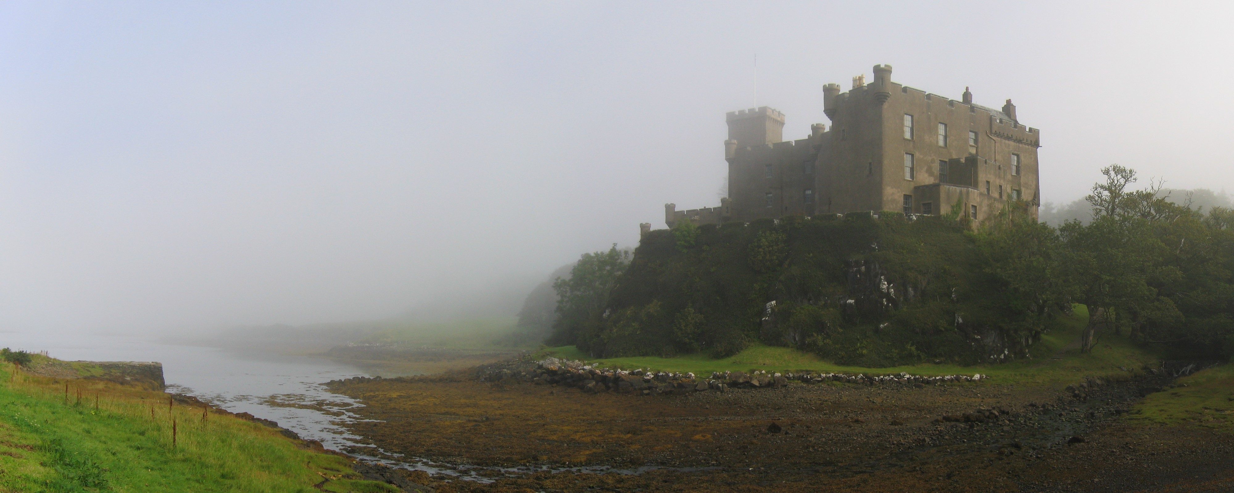 Dunvegan_Castle_in_the_mist01editcrop_2007-08-22.jpg