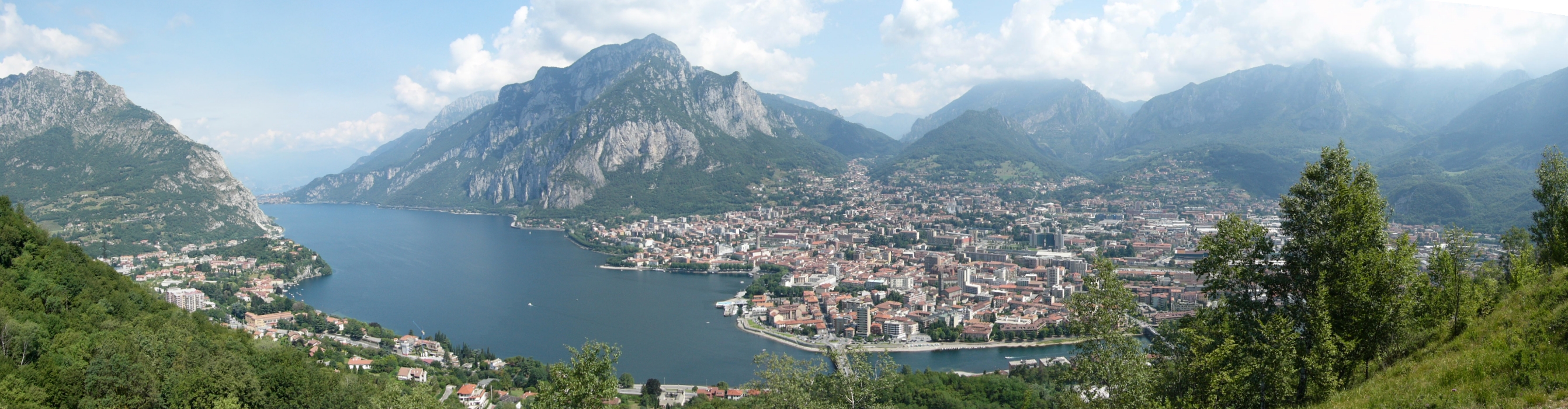 http://upload.wikimedia.org/wikipedia/commons/3/3b/Lecco_e_il_suo_lago.JPG