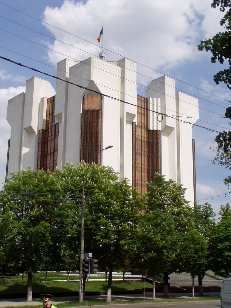 Presidential_hotel_Chisinau.JPG