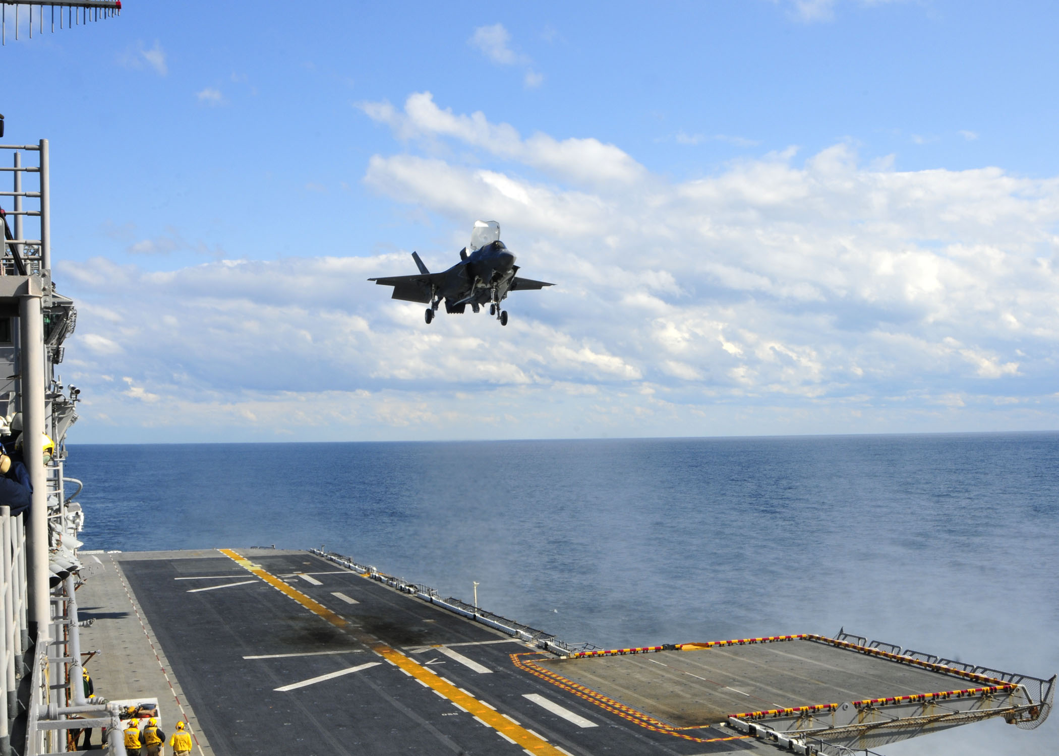 http://upload.wikimedia.org/wikipedia/commons/3/3b/US_Navy_111003-N-ZZ999-002_An_F-35B_Lightning_II_makes_the_first_vertical_landing_on_a_flight_deck_at_sea_aboard_the_amphibious_assault_ship_USS_W.jpg