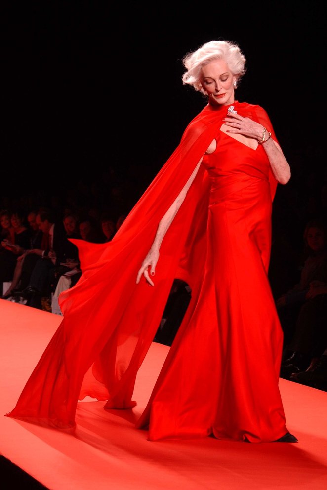 Những Siêu Mẫu Quốc Tế nổi tiếng. Tập 159: Susan Blakely. - Page 2 Carmen_Dell'Orefice,_Red_Dress_Collection_2005