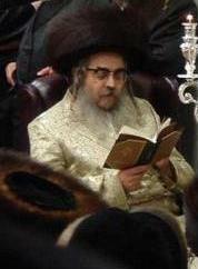 Великий раввин Аарон Тейтельбаум, сатмарский ребе, в синагоге, в день Хануки, в Кирьяс-Джоэл, штат Нью-Йорк.jpg