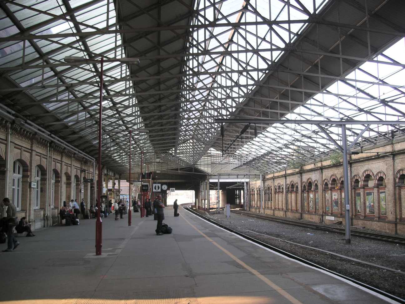 File:Crewe station platform12.jpg - Wikipedia