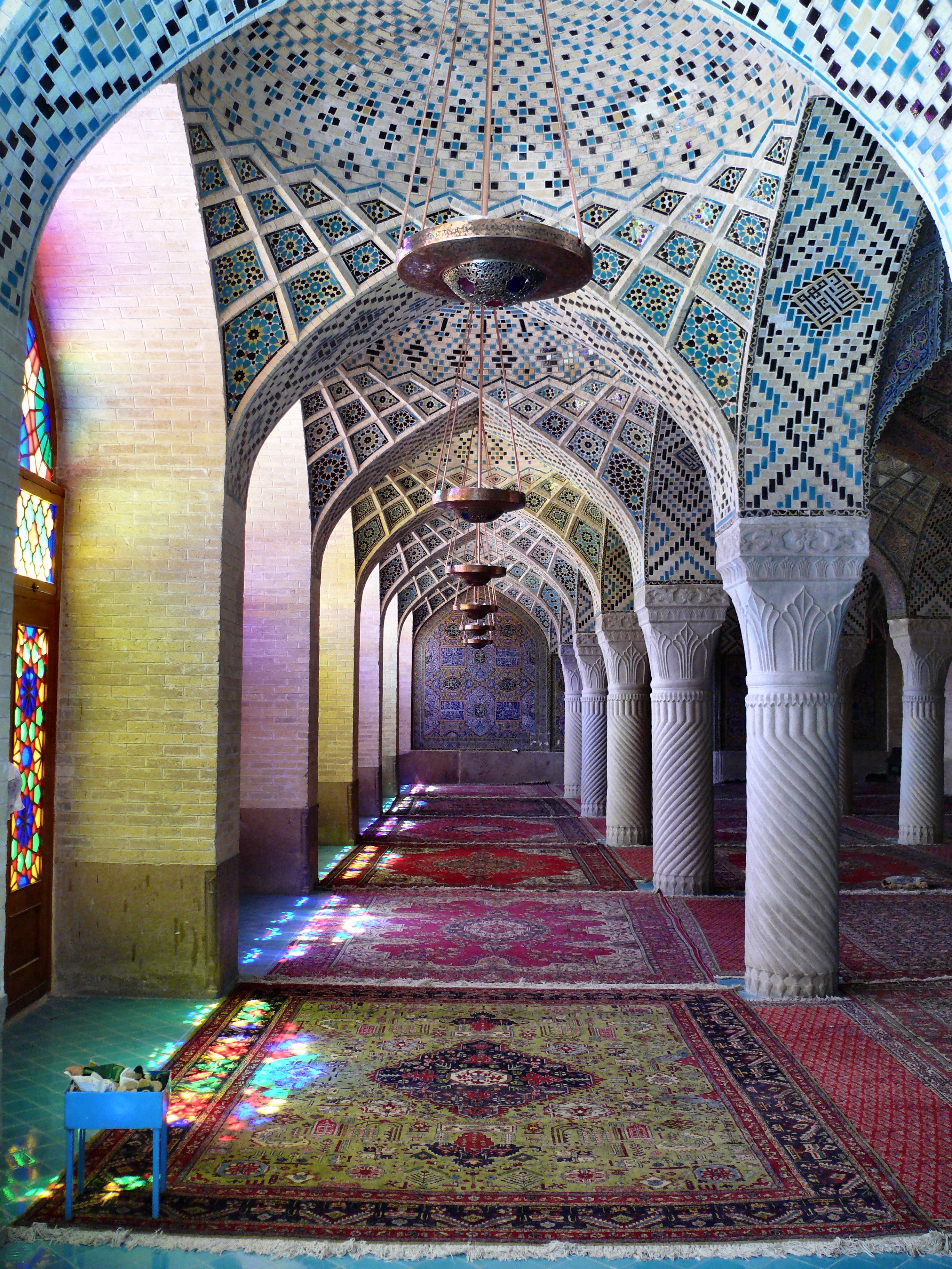 [تصویر: Nasr_ol_Molk_mosque_inside_colorful.jpg]