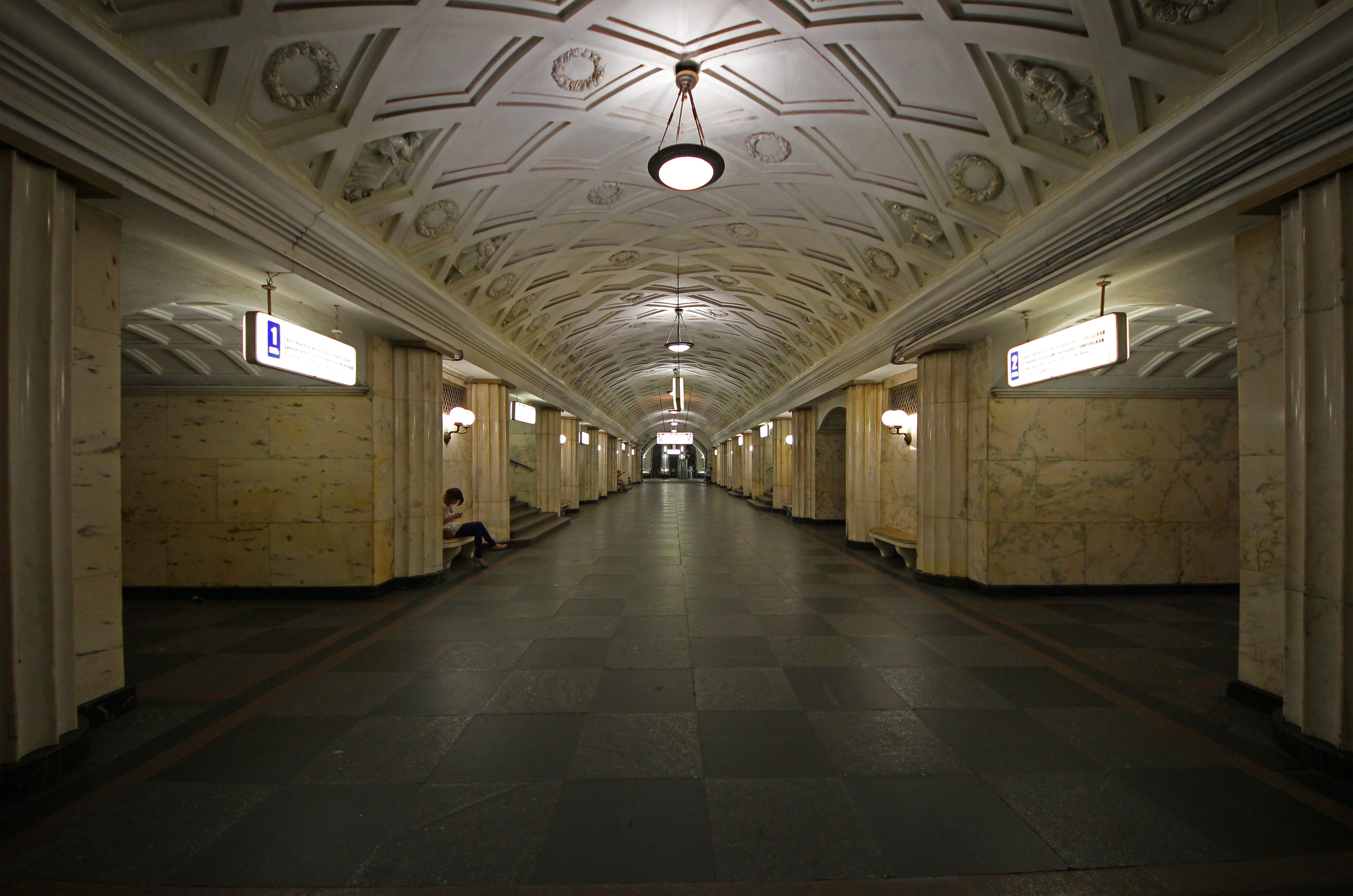 Картинки по запросу 19. Станция метро «Театральная» москва