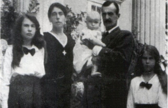 File:Victoria Melita and her family.jpg