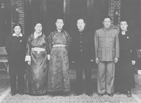 V.l.n.r. Tsering Dolma (oudste zus van de dalai lama), Gyalyum Chenmo (moeder), de veertiende dalai lama, onbekend, Püntsog Wangyal, Lobsang Samten, Peking 1955