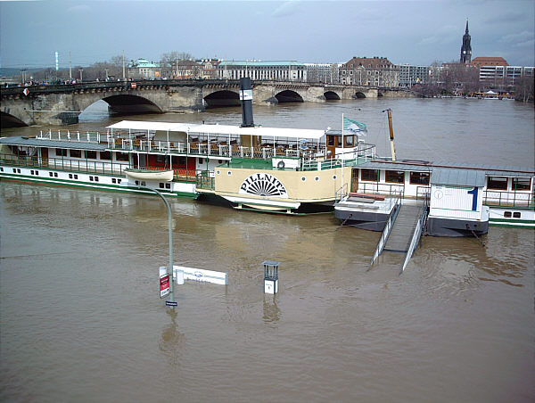 Raddampfer PD Pillnitz der Weißen Flotte beim Elbhochwasser 2006 in Dresden Altstadt