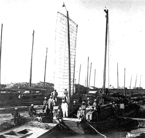 Le Peï-Ho, embarquement de soldats sur des jonques