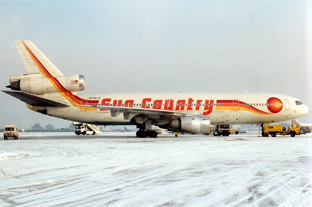 File:McDonnell Douglas DC-10-40, Sun Country Airlines AN0252977 ...