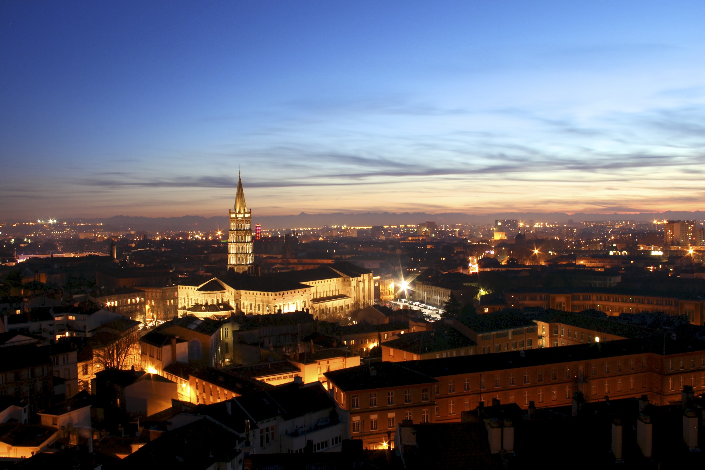 http://upload.wikimedia.org/wikipedia/commons/3/3f/Toulouse_by_night_with_Basilique_Saint-Sernin.jpg