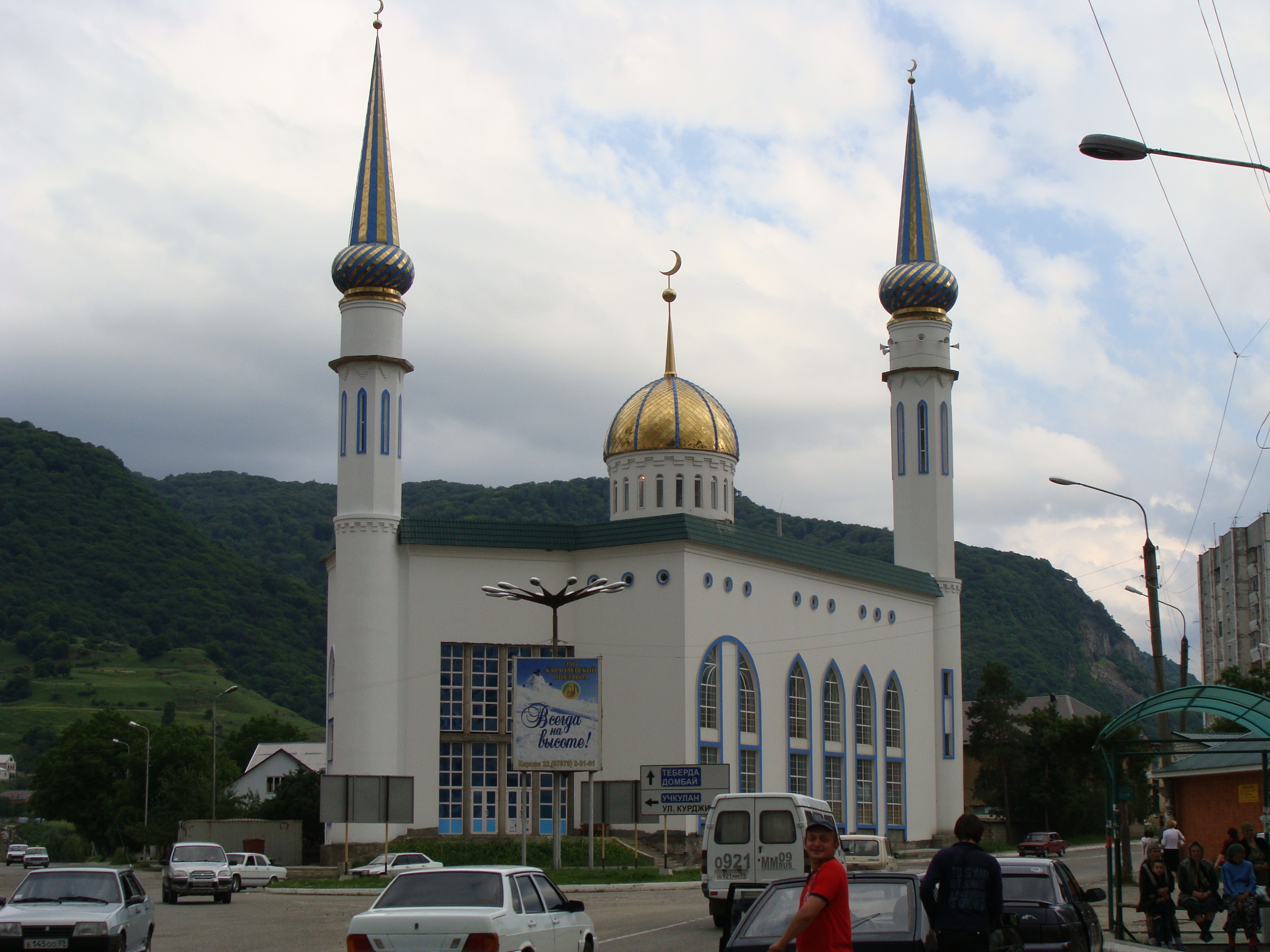 Town_of_Karachaevsk_central_mosque._Russia,_Karachaevo-Cherkessia.jpeg