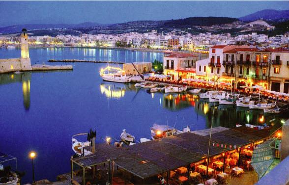 Rethymnon-harbour-at-night