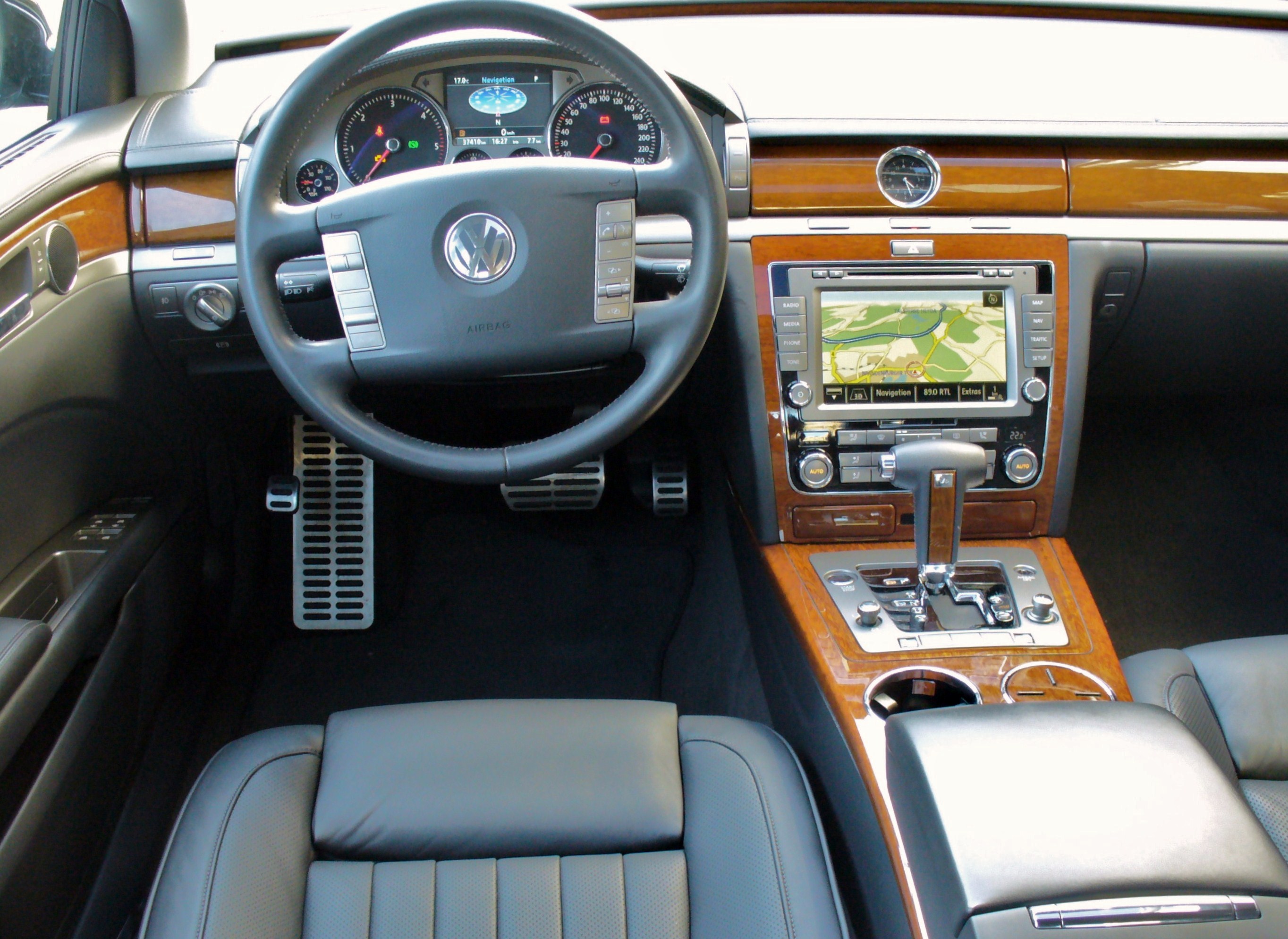 Description VW Phaeton 3.0 TDI 4Motion Tarantellaschwarz Interieur.JPG