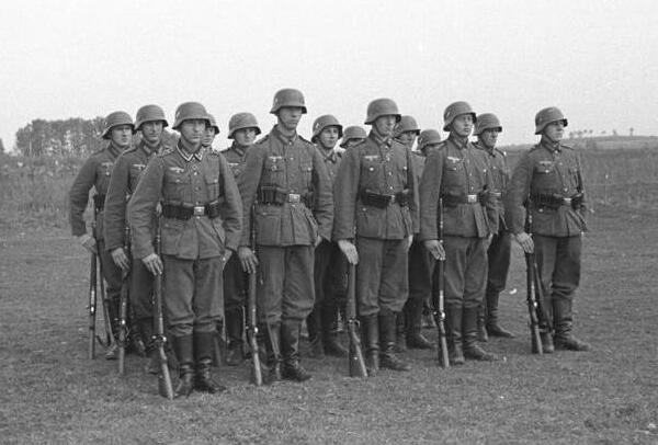 Fil:Bundesarchiv Bild 101I-001-0283-04, Wehrmachtsoldaten bei Ausbildung (cropped).jpg