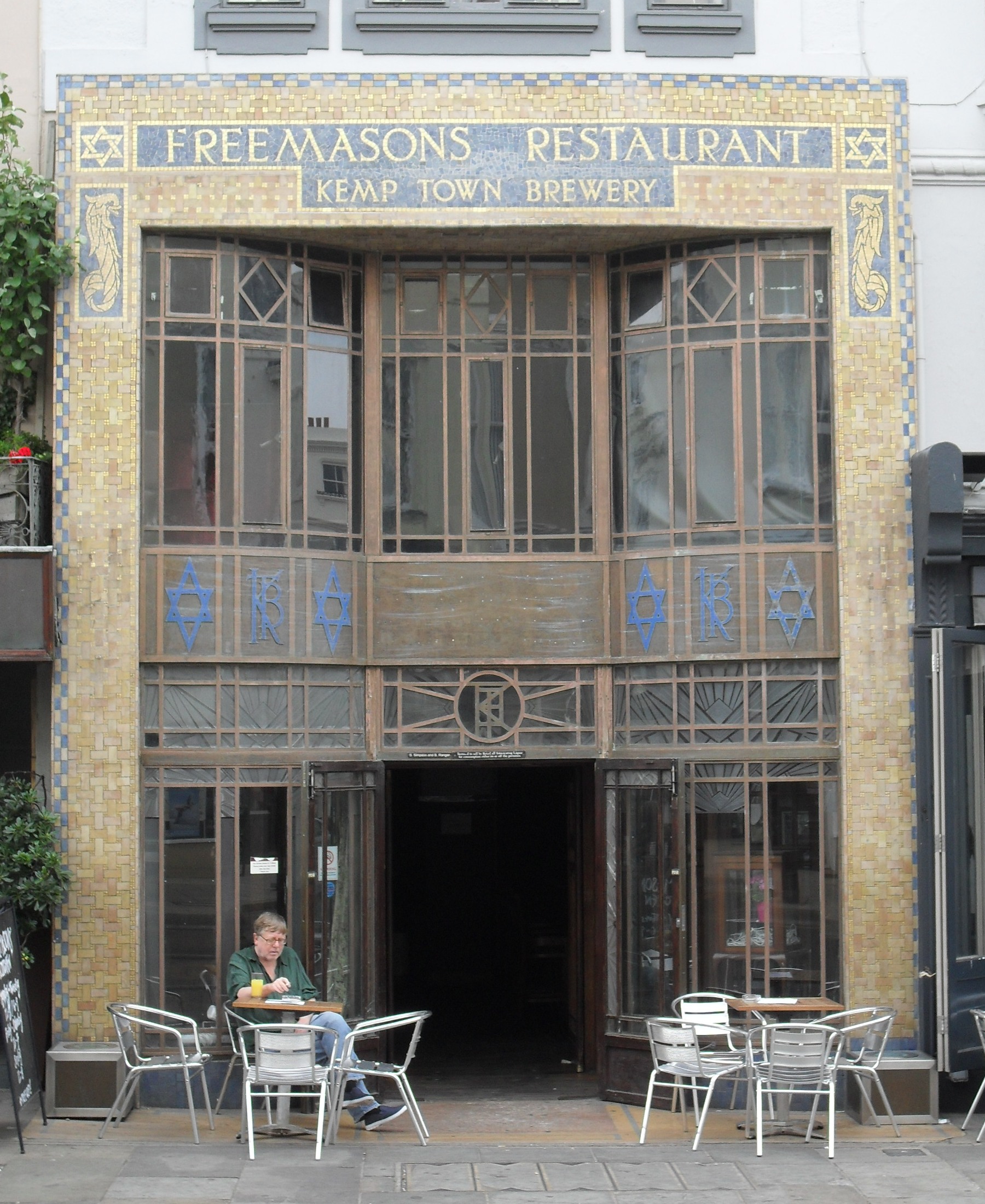http://upload.wikimedia.org/wikipedia/commons/4/42/Freemasons_Restaurant,_Western_Road,_Hove_(Restaurant_Fa&#231;ade).jpg
