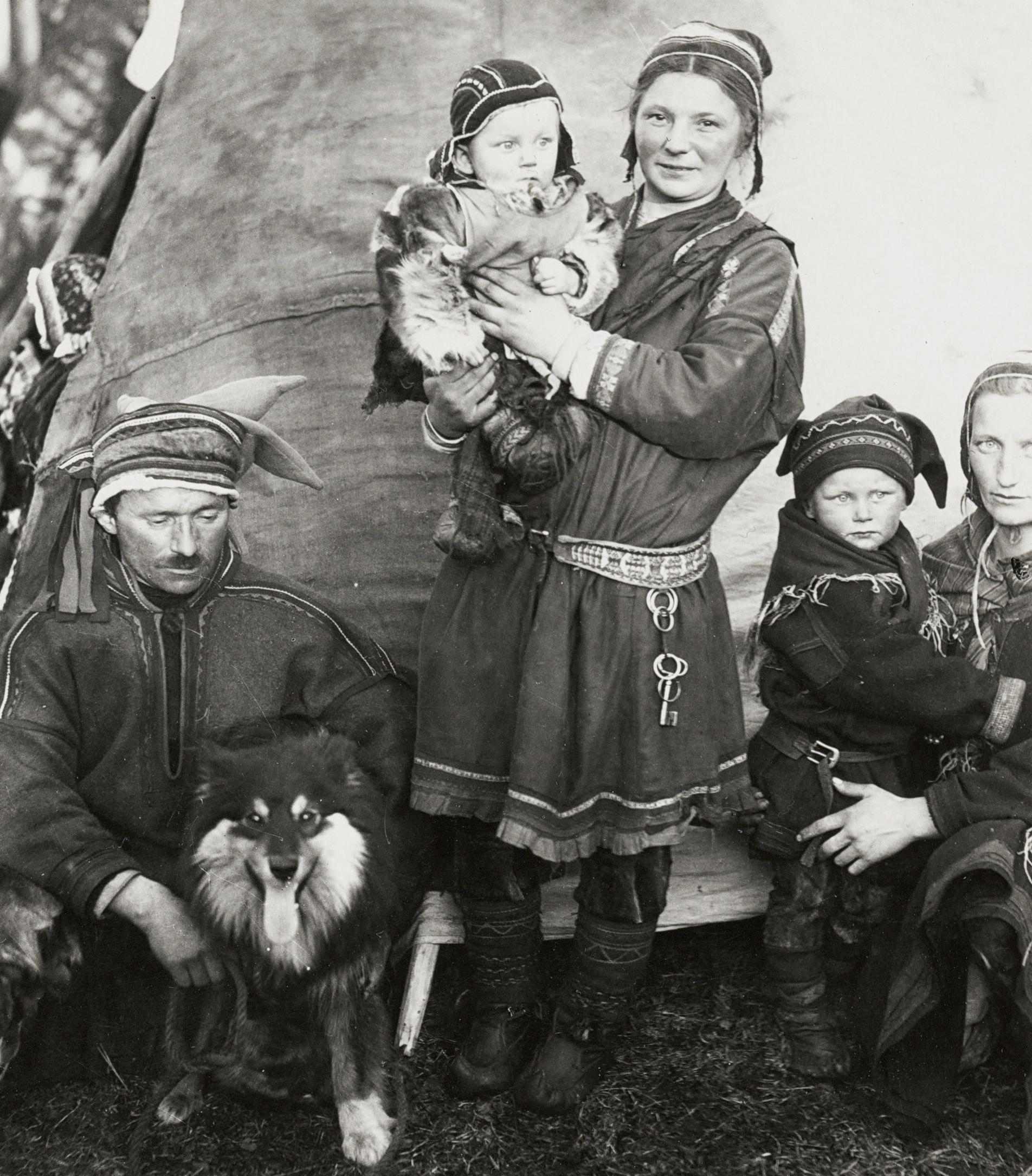 Sami_family_Finland_1936.jpg