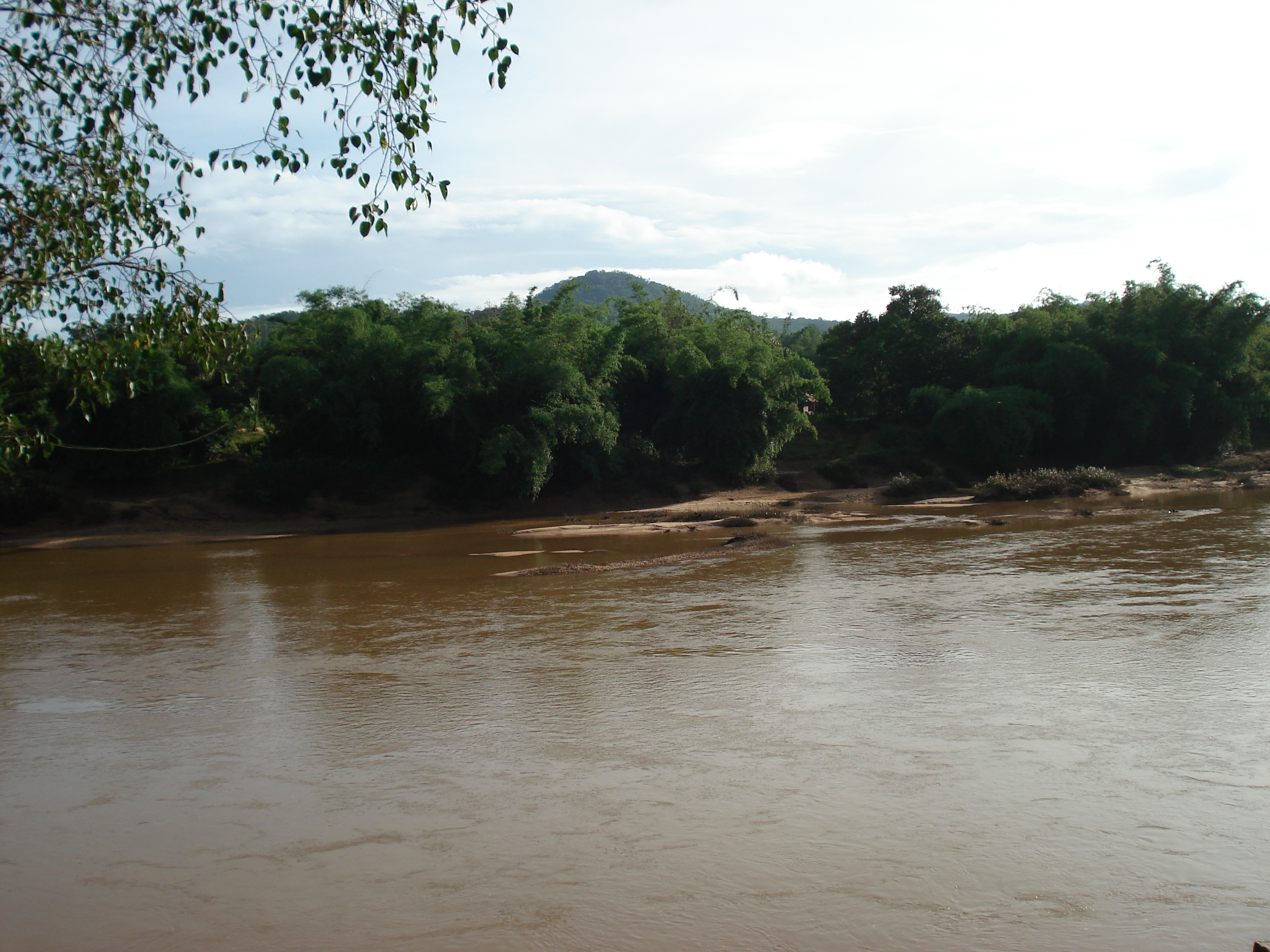 English: Tunga river in front of Sri Mata, Har...