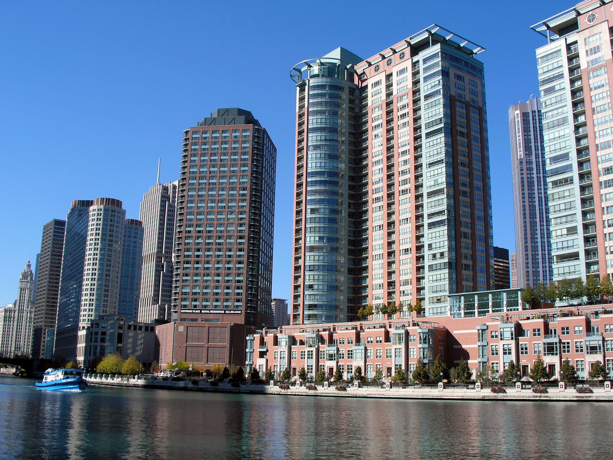 File:Chicago River buildings (DDima).jpg