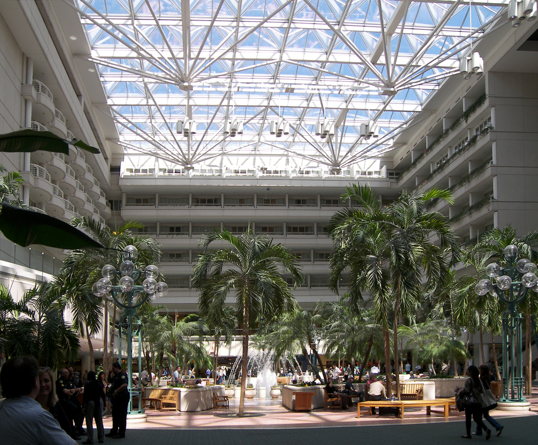 Orlando_international_airport_atrium.jpg