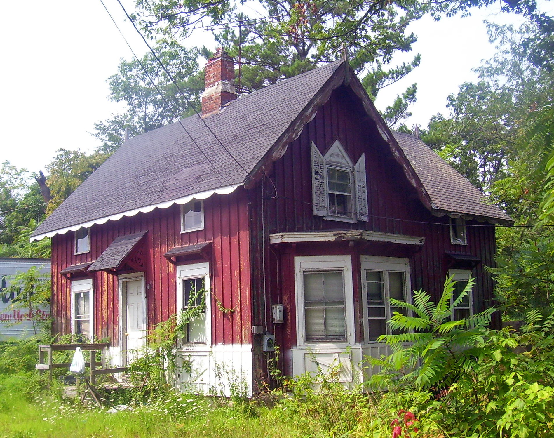 http://upload.wikimedia.org/wikipedia/commons/4/43/Roosevelt_Point_cottage,_Hyde_Park,_NY.jpg
