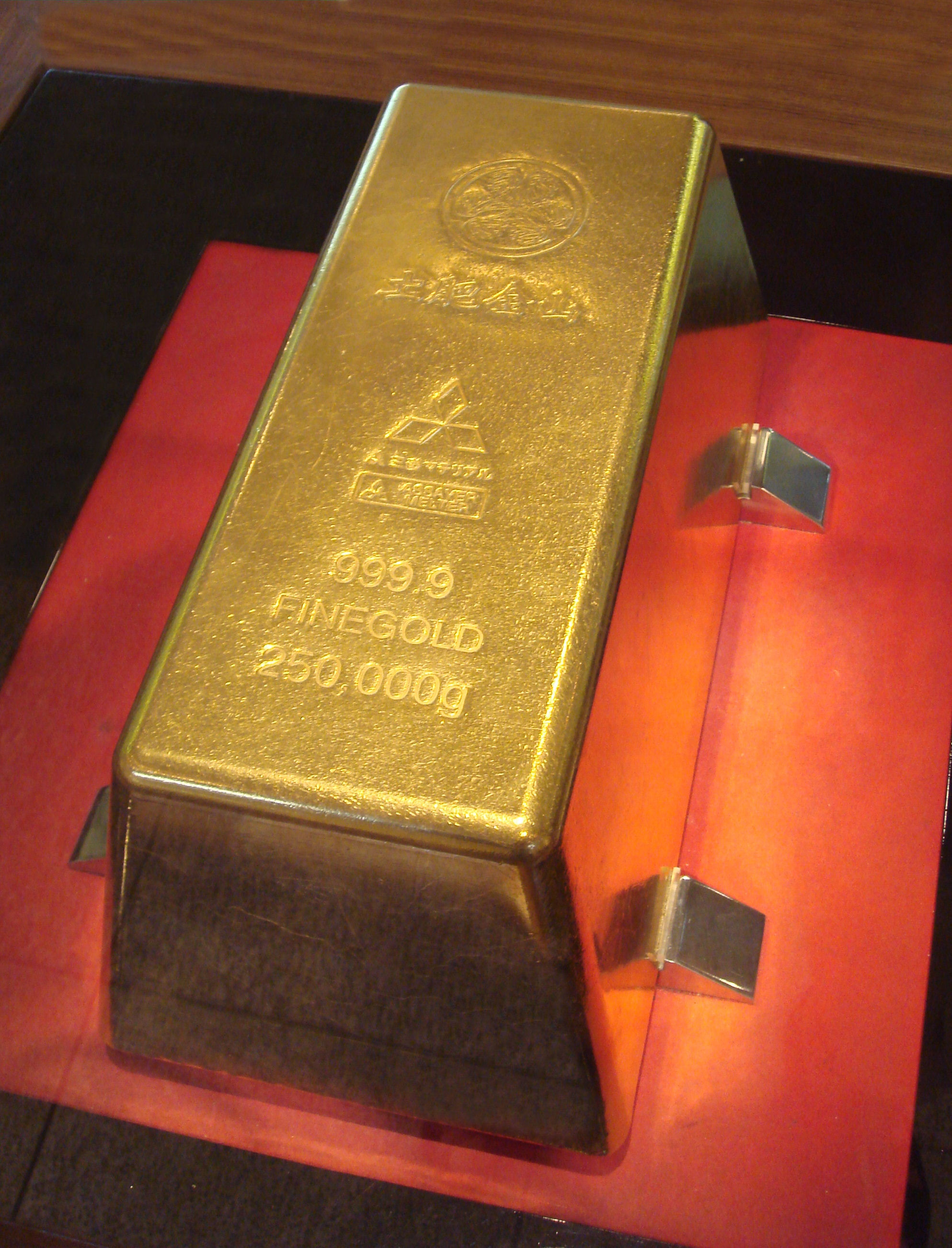A gold bar, a quarter of a metric ton