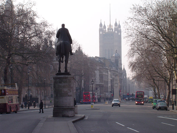 Whitehall en 2005, avec la statue du maréchal Douglas Haig / Commons Wikimedia