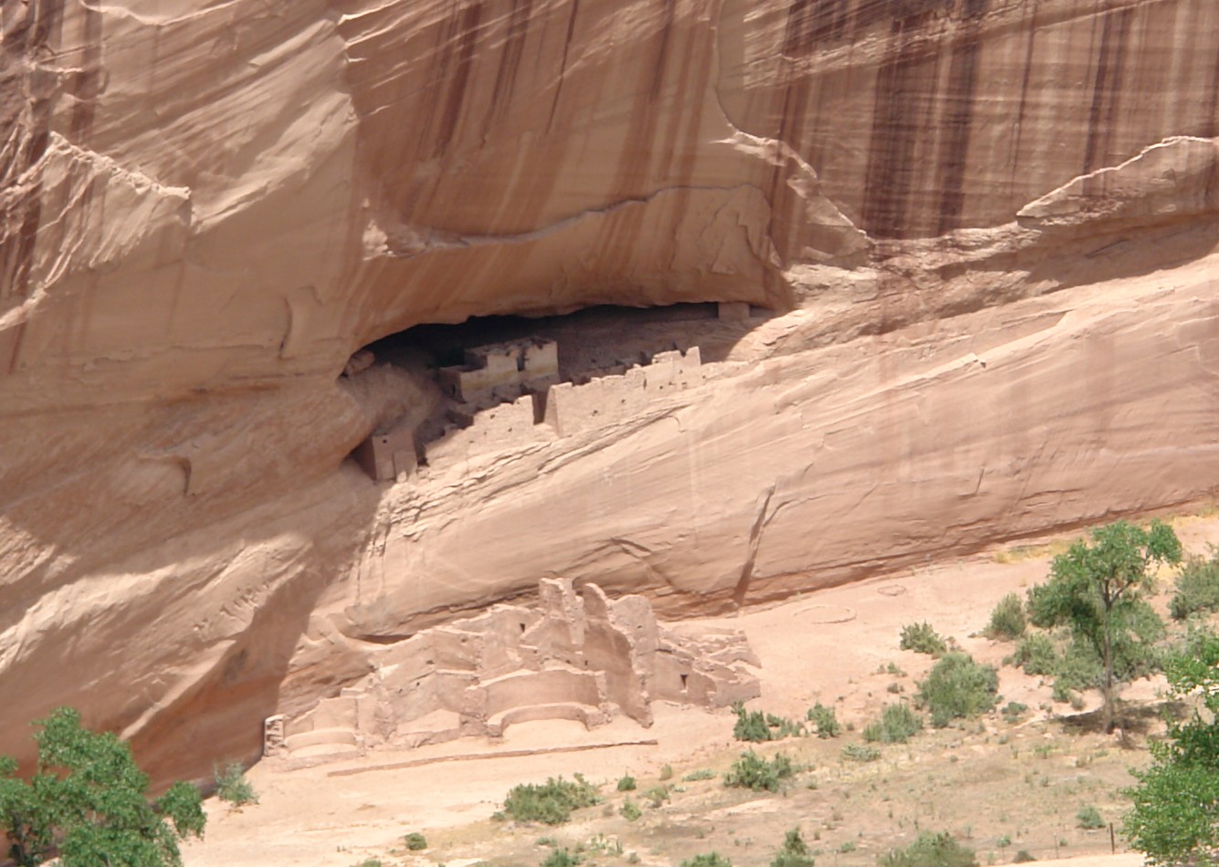 http://upload.wikimedia.org/wikipedia/commons/4/44/Canyon_de_Chelly_7-27-09_%2811_cropped%29.jpg