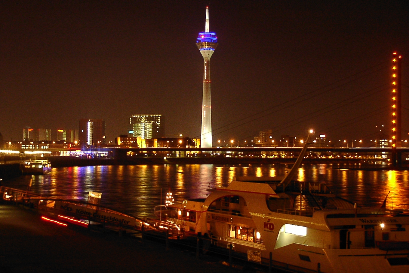 Duesseldorf_riverside_by_night_01.jpg