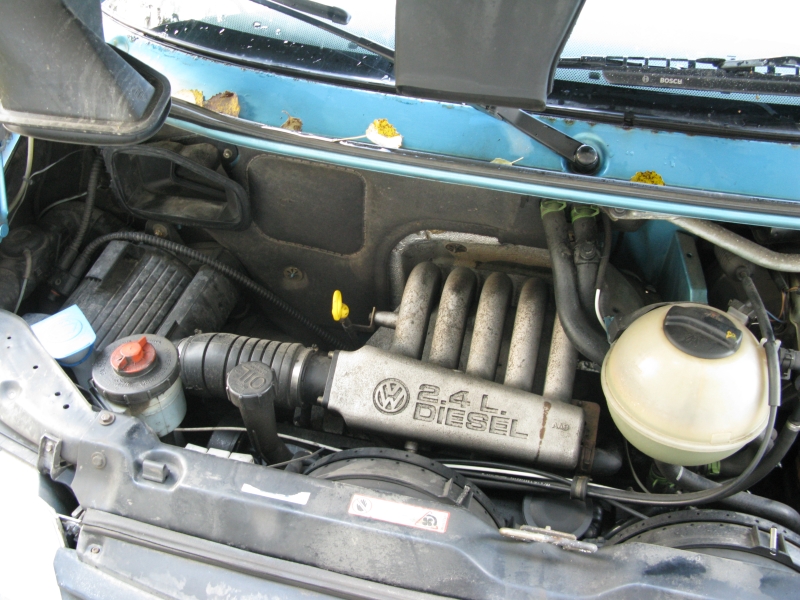 File:T4 2.4 Diesel engine.jpg
