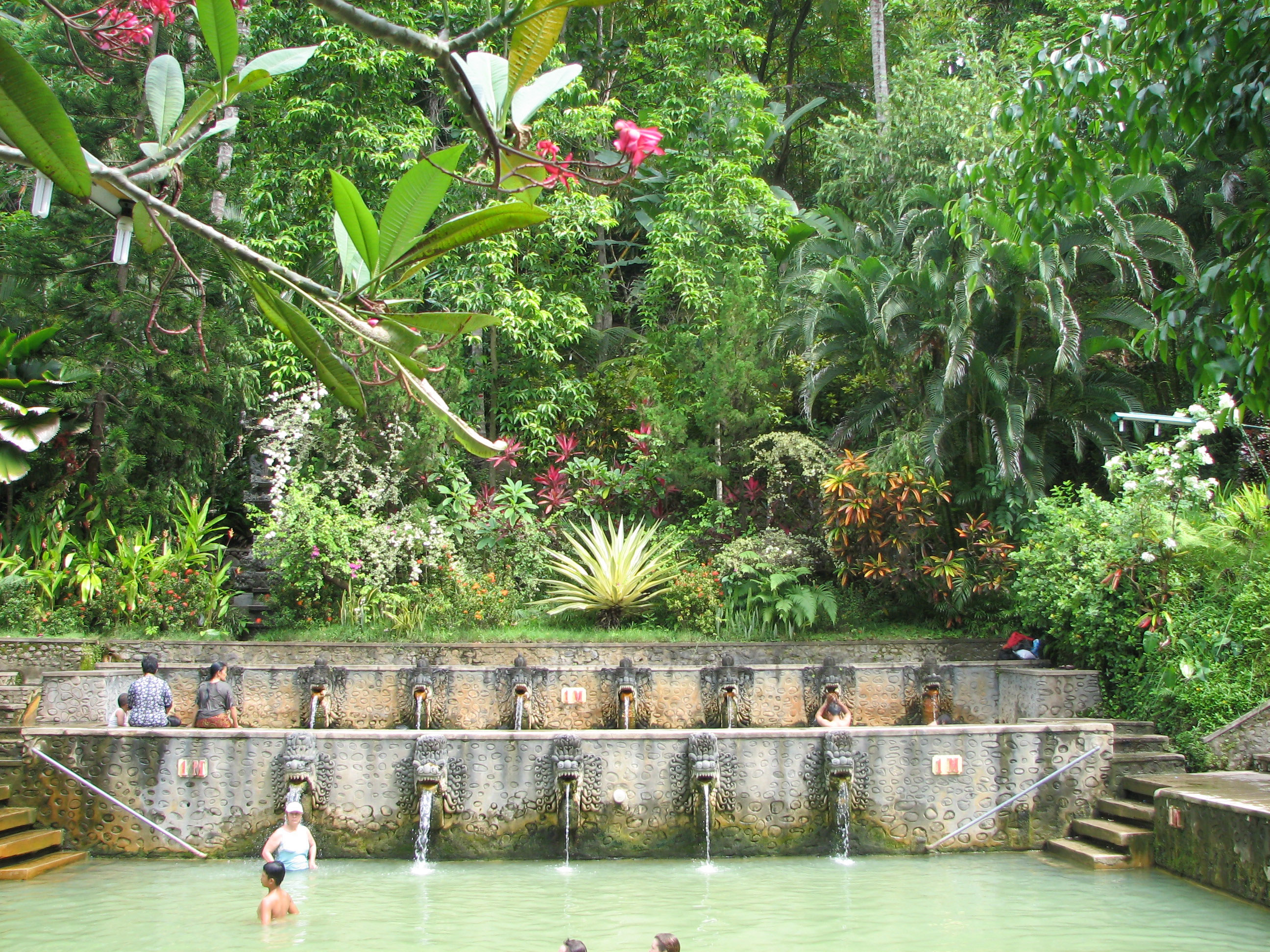 Source chaude à Bali : les bains sacrés de Banjar, chaleur et volupté