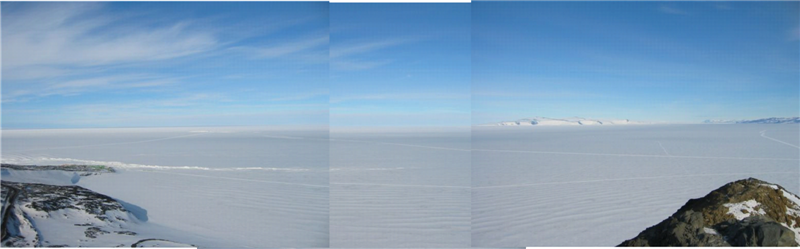 מראה פנורמי של מצר האסקל בכיוון דרום, עם בסיס סקוט (שמאל רחוק), כף ספנסר-סמית (מרכז רחוק) וגבעת התצפית (ימין למטה)