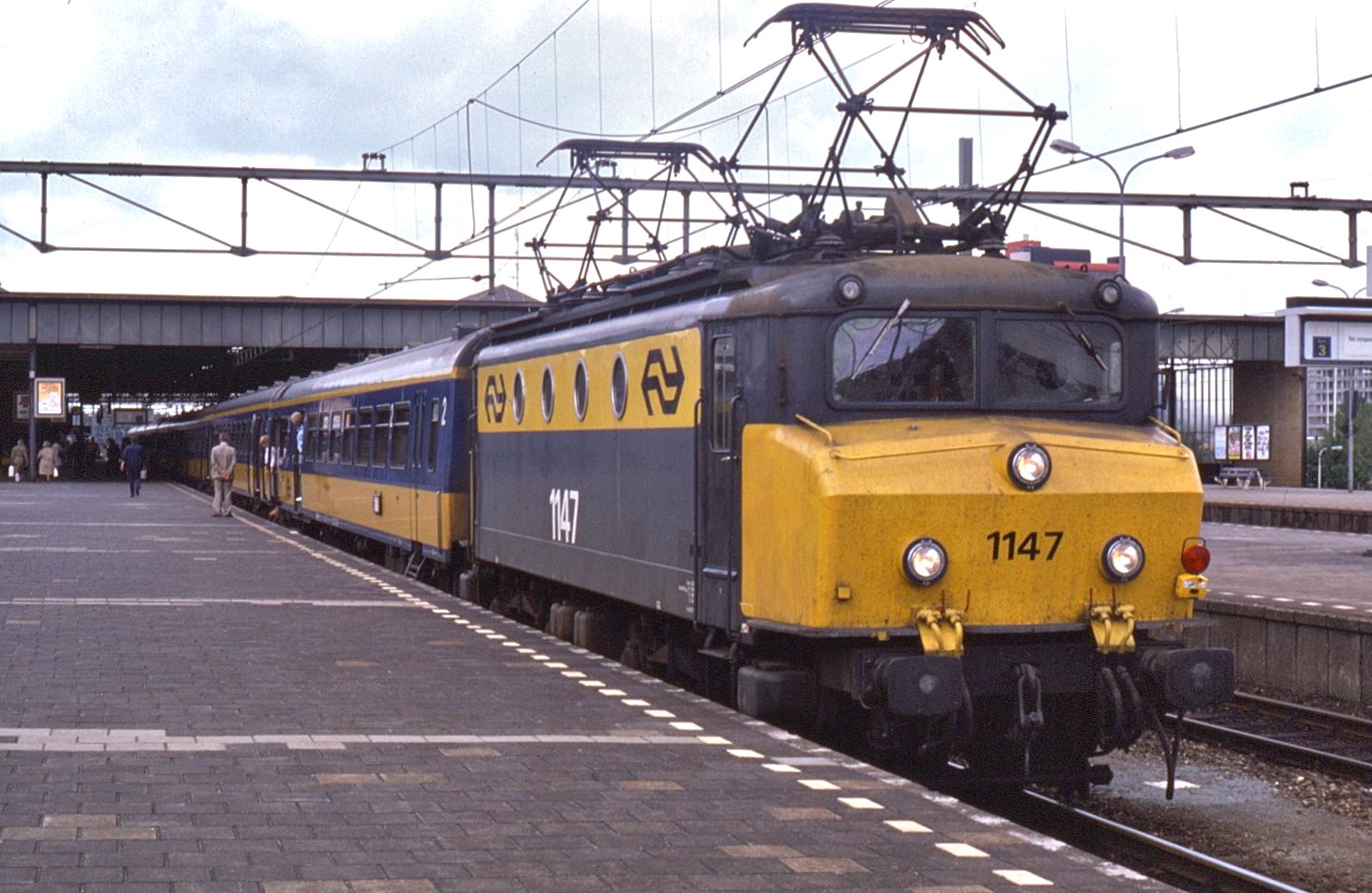 QT: 1 à "beaucoup" xD  ... - Page 5 NS_locomotive_1147_at_Eindhoven_in_1985,_hauling_an_InterCity_train