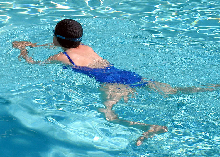 파일:Swimming.breaststroke.arp.750pix.jpg