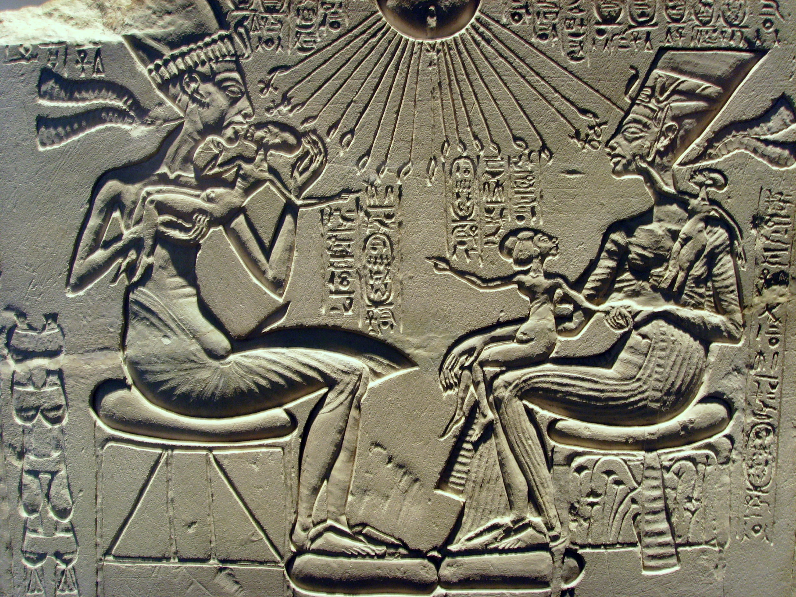 Akhenaten%2C_Nefertiti_and_their_childre