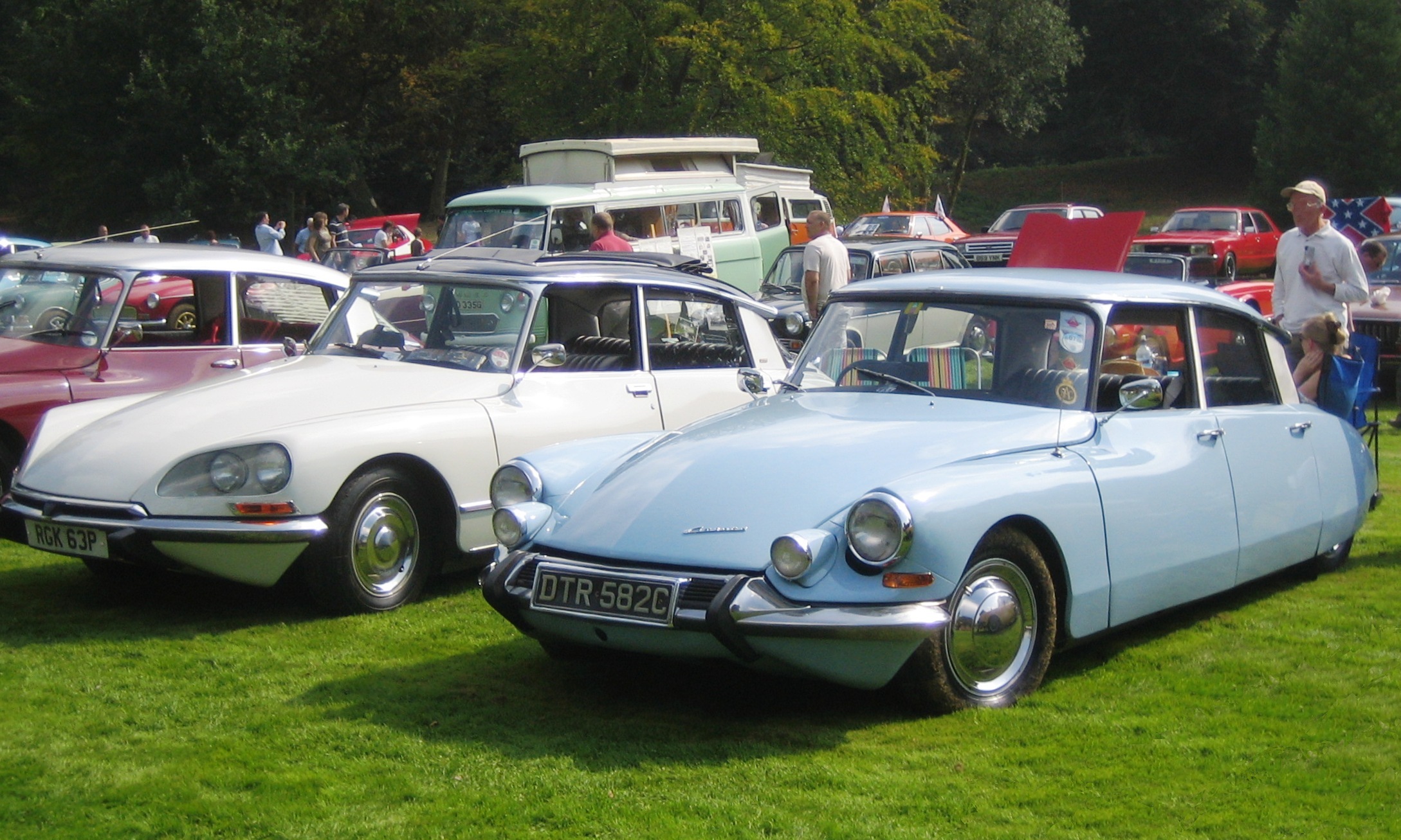 Citroen_DS_19_ca_1965_gregarious_at_Castle_Hedingham_2008.JPG?uselang=ru